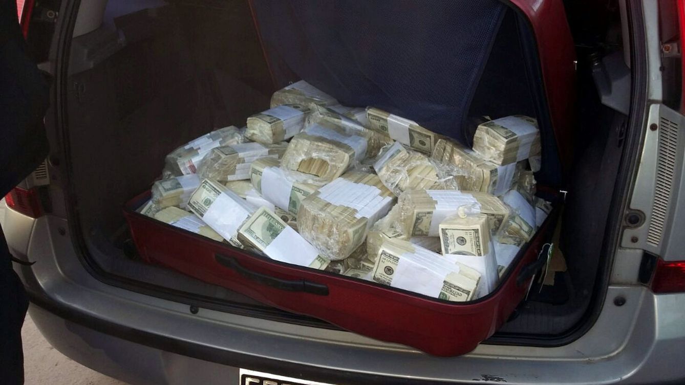 Paquetes de dólares en el maletero del coche de José Francisco López, tras su detención, el 14 de junio de 2016 (Reuters)