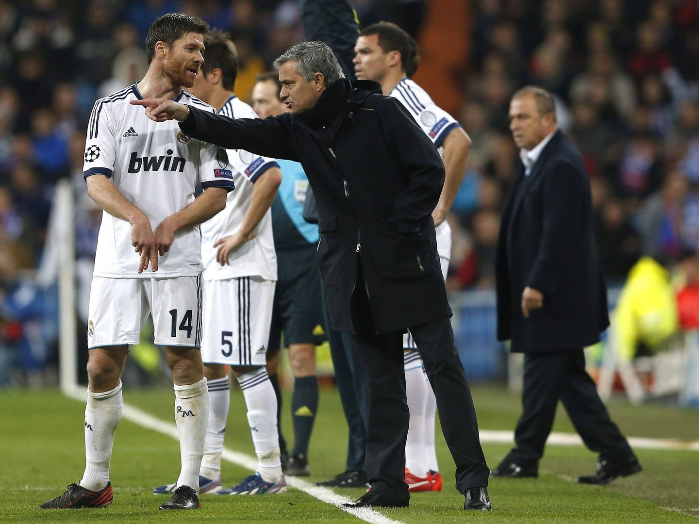 José Mourinho da instrucciones a Xabi Alonso, durante un partido con el Real Madrid. (EFE)