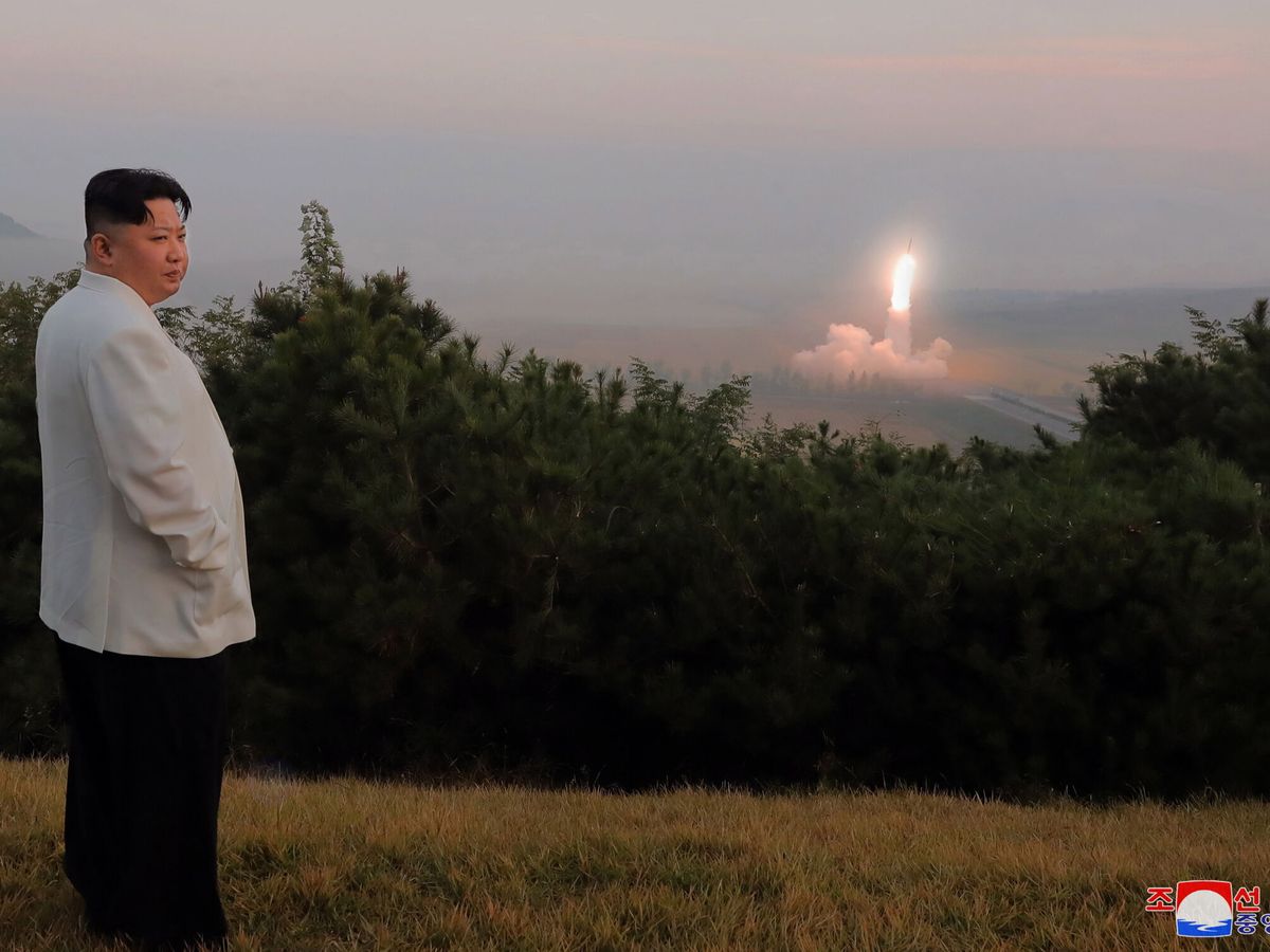 Foto: Kim Jong-un durante el lanzamiento de un misil. (EFE/EPA/KCNA)