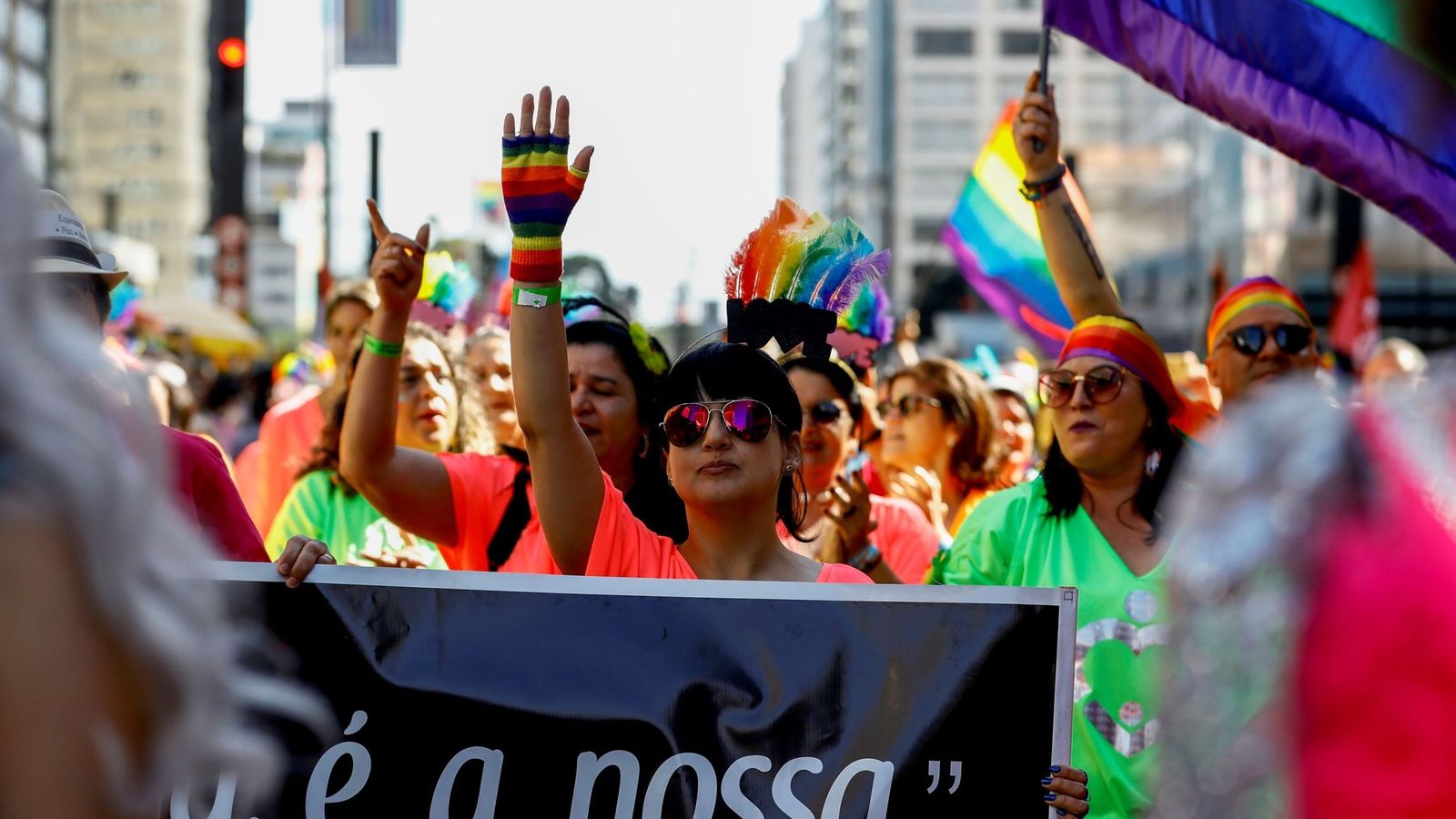 Foto: Miles de personas participan en la 23ª edición del Desfile del Orgullo LGBT este domingo, en la Avenida Paulista de São Paulo (Brasil). (EFE)