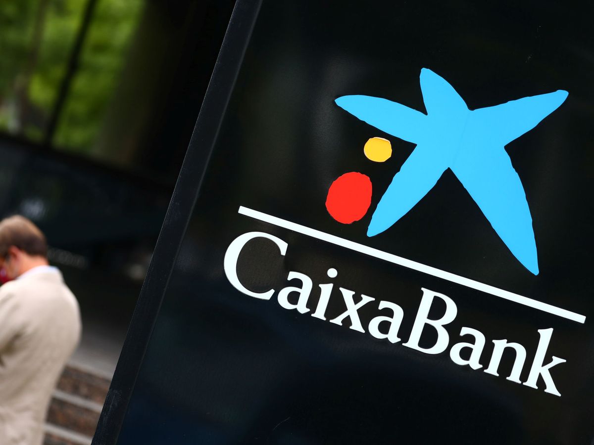 Foto: logo de CaixaBank en su sede de Madrid. (Reuters/Sergio Pérez)