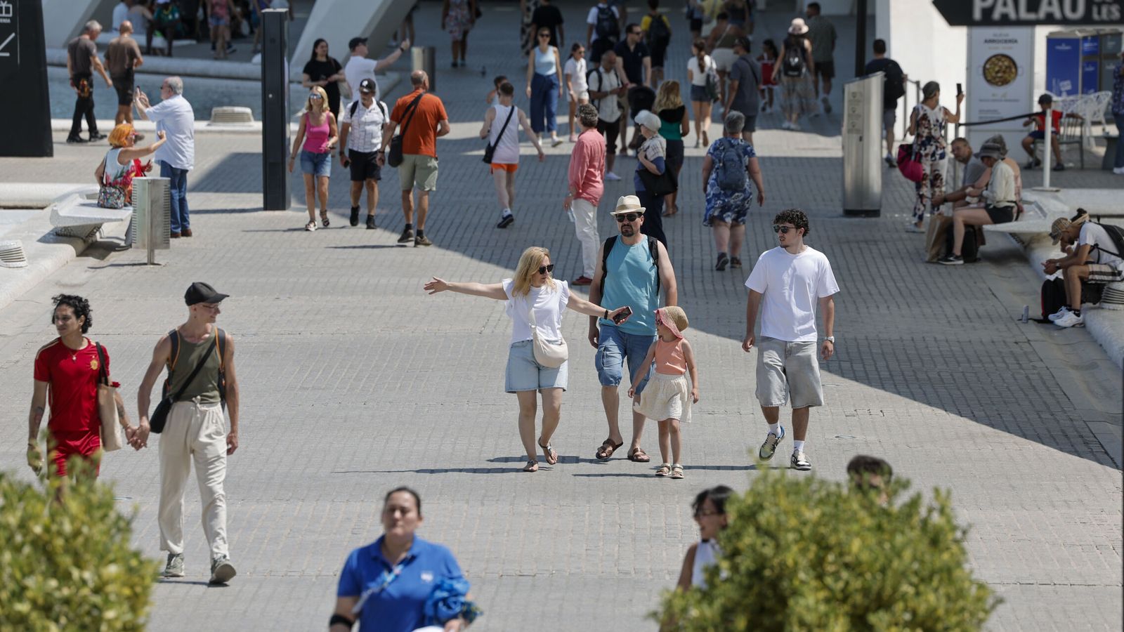 España atrae a 36,8 M de turistas hasta mayo y su gasto se dispara un 7,8%, hasta 50.257 M