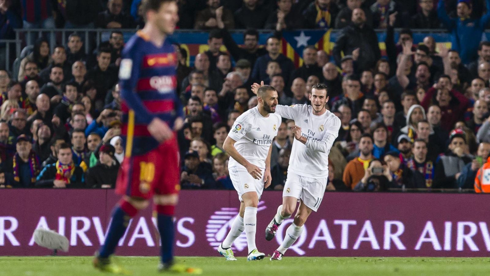 Foto: Bale y Benzema celebran el 1-1 con Messi en primer plano. (Cordon Press)