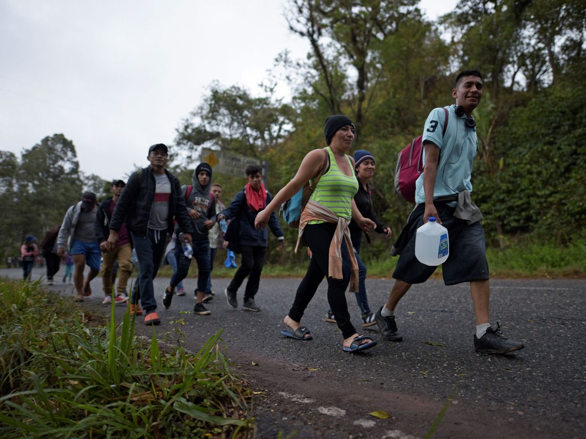 Foto: Hondureños en caravana hacia EEUU, cruzando Guatemala. (Reuters)