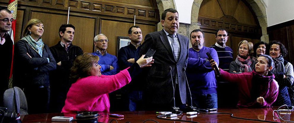 Foto: Rubalcaba ordena ahora rectificar al alcalde de Ponferrada elegido con el apoyo del edil acosador