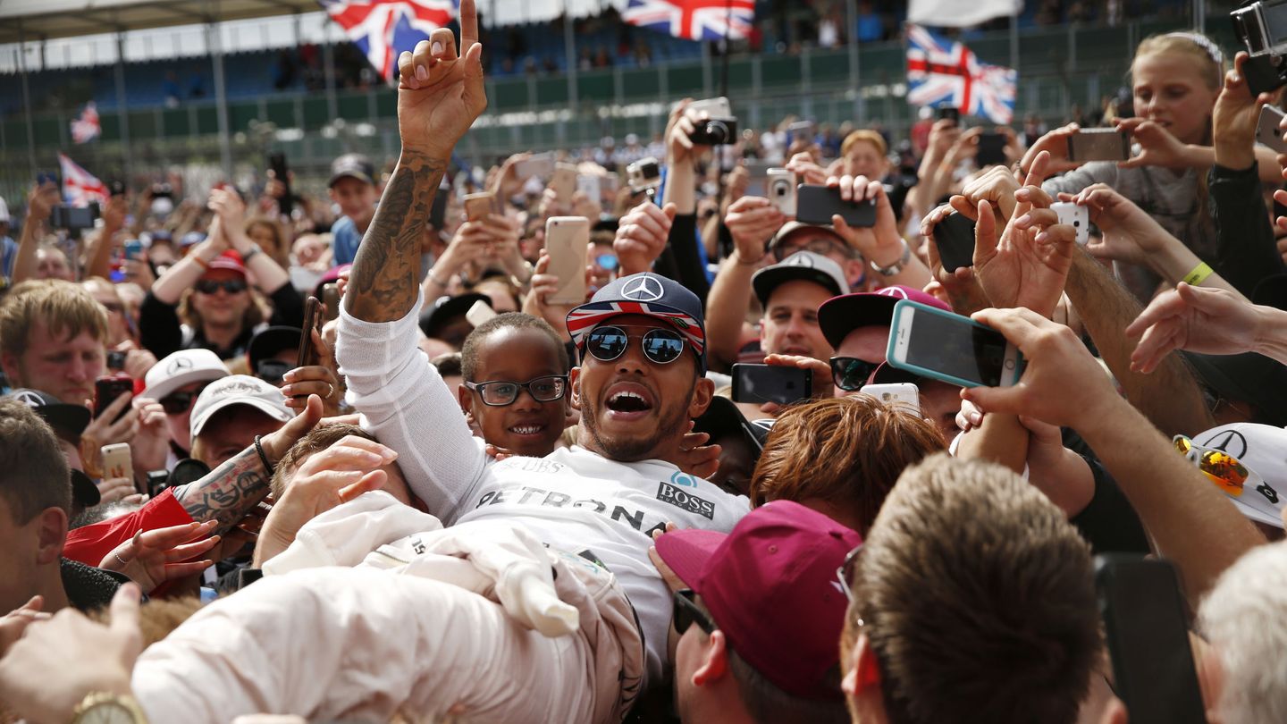 Hamilton se dio un baño de masas el año pasado en Silverstone. Ahora necesita repetirlo más que nunca. (Reuters)