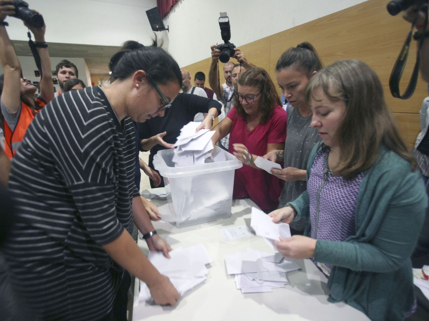 Recuento de votos del referéndum del 1-O en el instituto Antoni Marti i Franques de Tarragona. (EFE)