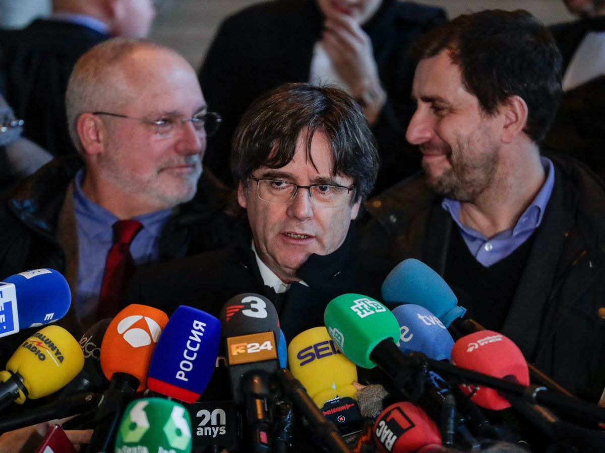Foto: El expresidente de la Generalitat Carles Puigdemont (c), acompañado por el 'exconseller' de Cultura Lluís Puig (i) y el 'exconseller' de Sanidad Toni Comín. (Reuters)