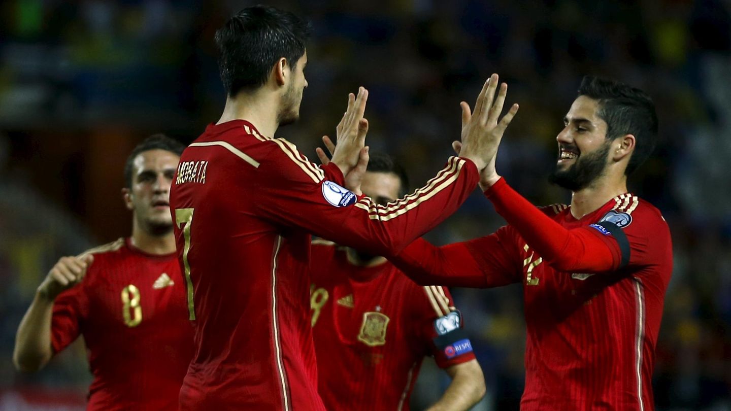 Morata e Isco celebran un gol con España (EFE)