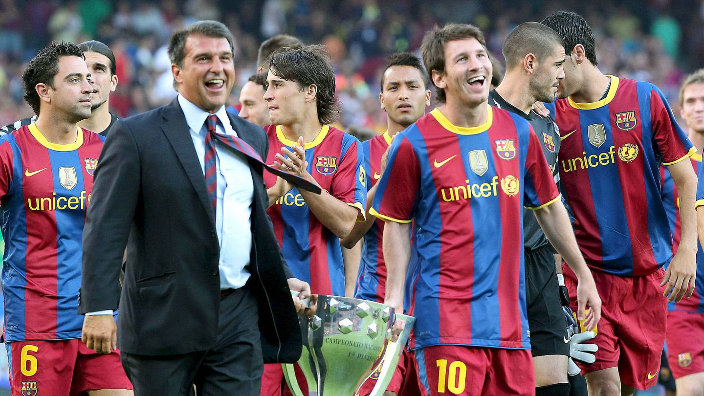 Laporta, Messi y la plantilla celebran un pasado título del Barcelona. (EFE)