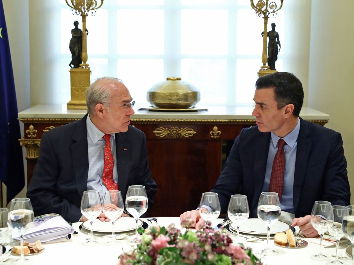 Foto: El presidente del Gobierno, Pedro Sánchez, almuerza con el secretario general de la OCDE, Ángel Gurría. (EFE)