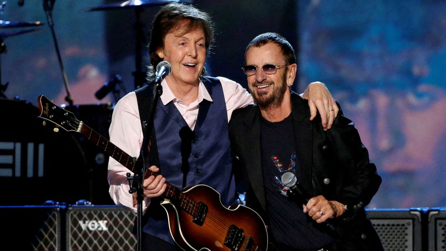 Paul McCartneyy Ringo Starr juntos en una actuación en 2014. REUTERS 