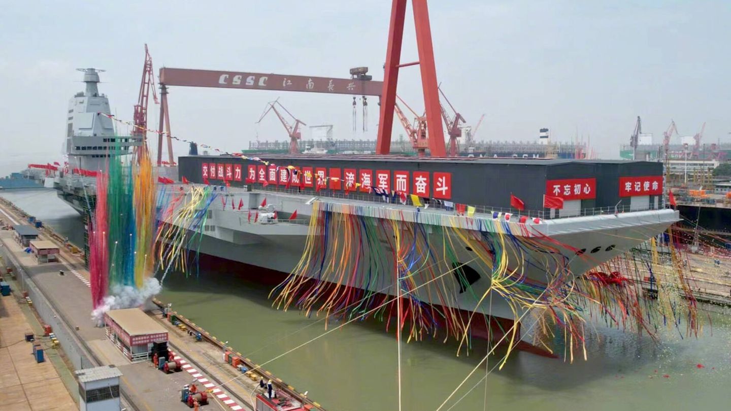 La ceremonia de botadura del nuevo portaaviones chino Fujian, el 17 de junio de 2022. (PLA)