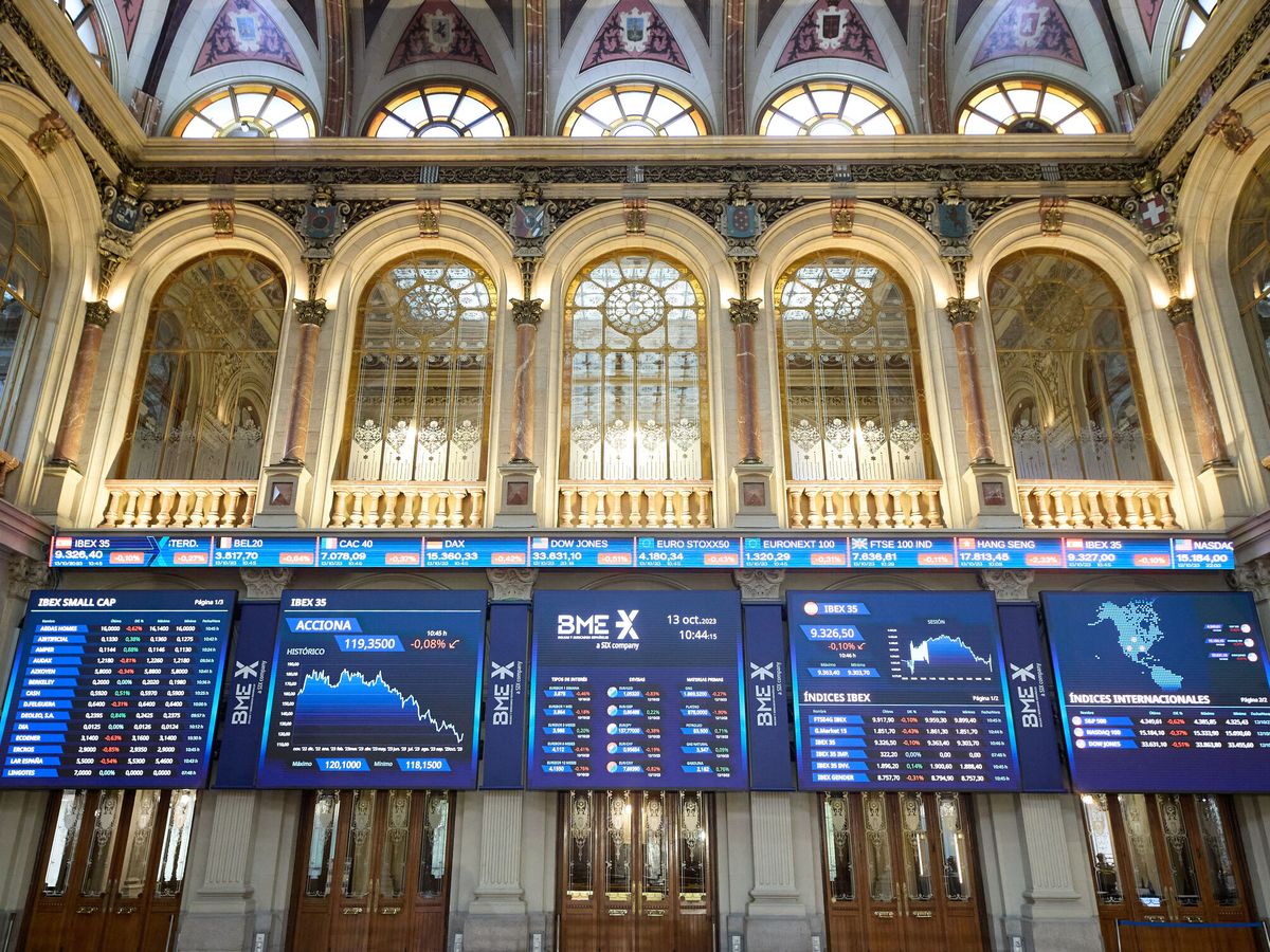 Foto: Paneles del Ibex 35 en el Palacio de la Bolsa. (Europa Press/Jesús Hellín)
