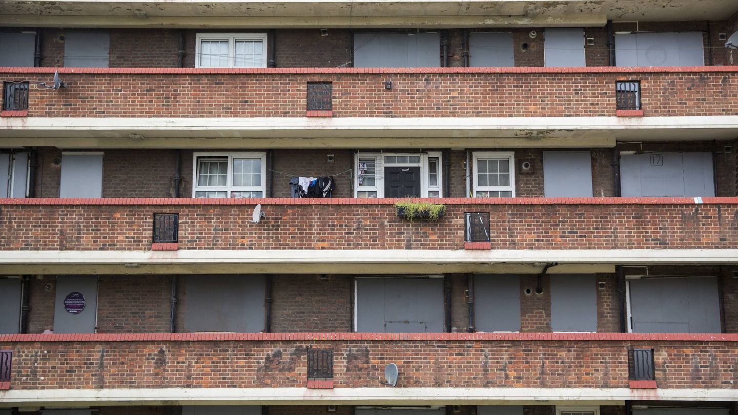 Un residente cuelga su colada fuera de su apartamento en Aylesbury Estate en el sur de Londres, en octubre de 2015. (Reuters)