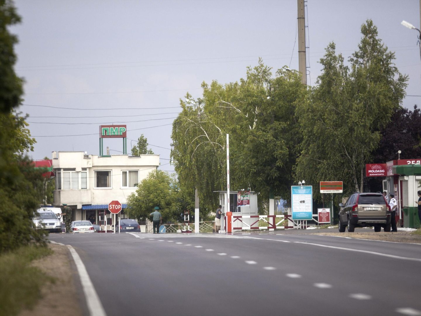 El 'chek point' entre Moldavia y la autoproclamada Transnistria. (EFE)