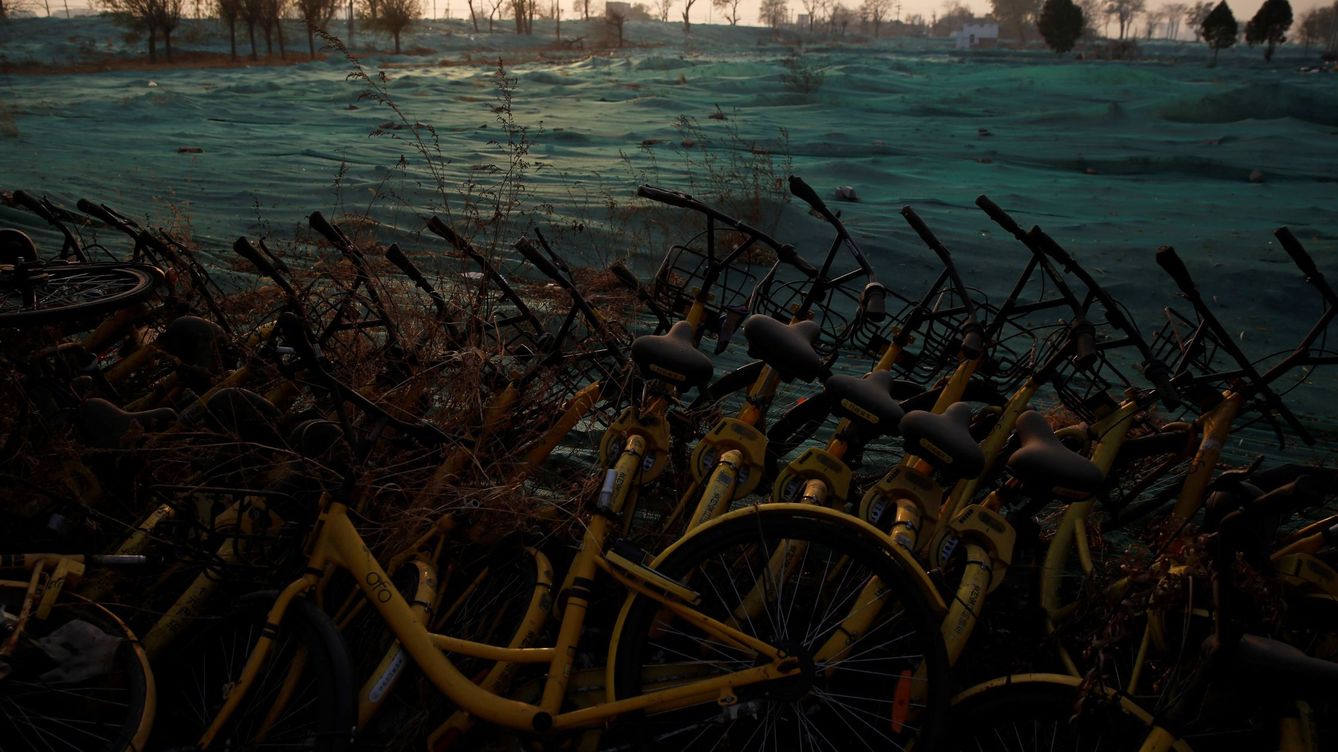 Foto: Bicicletas compartidas aparcadas en Pekín. (EFE/Wu Hong)