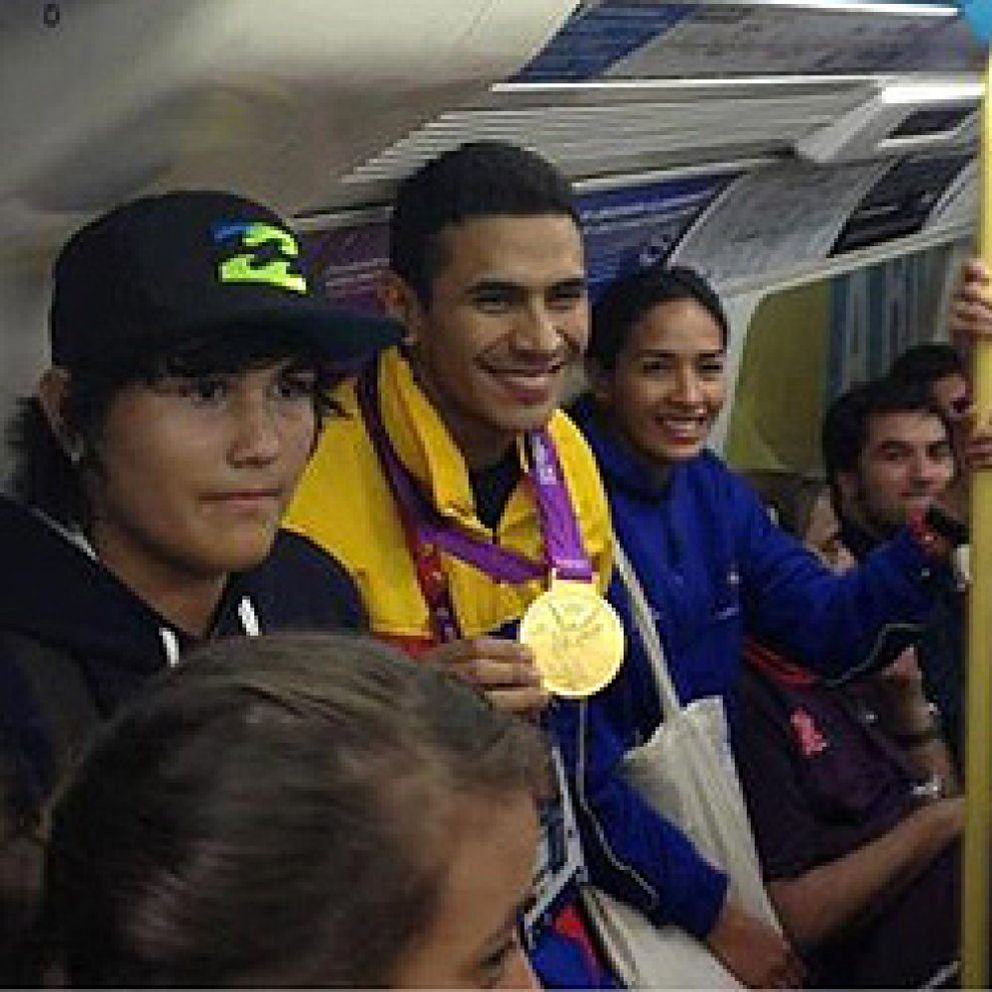 Foto: ¿Qué haría si se encuentra a un medallista y su trofeo en el metro de Londres?