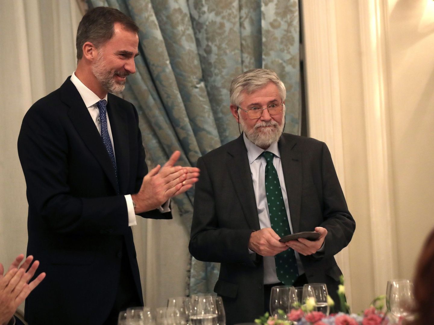 El rey Felipe entrega el Premio de Periodismo 'Francisco Cerecedo' a Florencio Domínguez el pasado 22 de noviembre. (EFE)