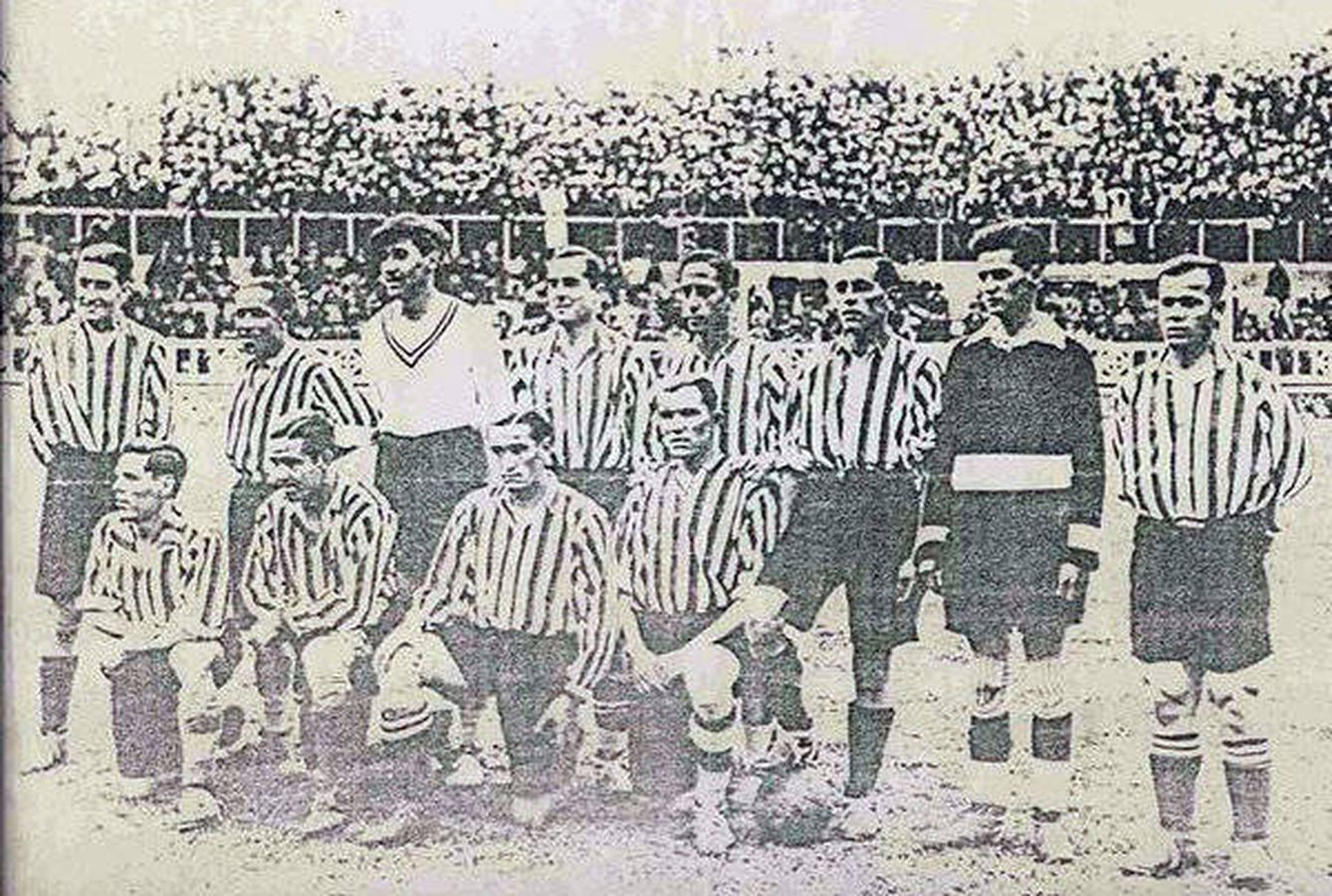 Alfonso Murube, cuatro por la izquierda, de pie, con el Don Benito Club de Fútbol.
