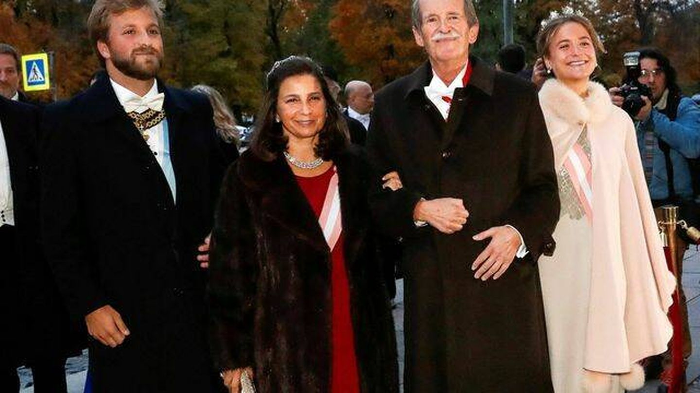 María Francisca, con sus padres y hermano en la boda del gran duque Jorge. (EFE)