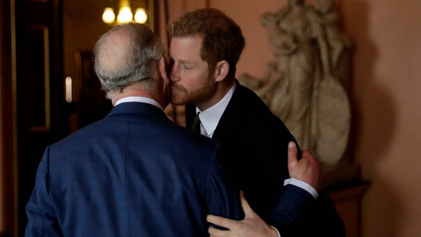  Carlos III y el príncipe Harry comparten un gesto de cariño en 2018. (Getty)