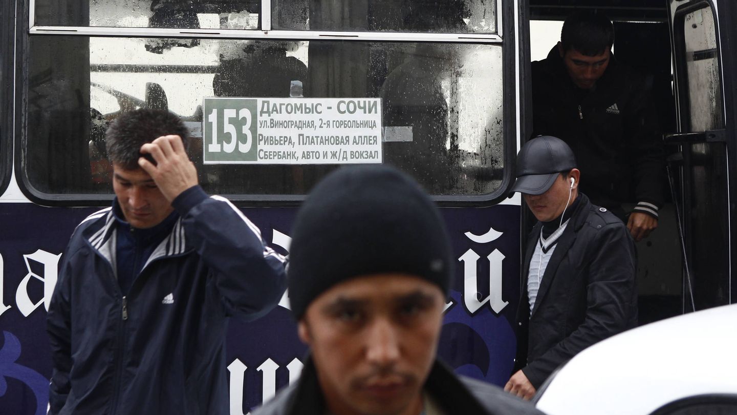 Trabajadores inmigrantes detenidos durante una redad en Sochi, en 2013. (Reuters)