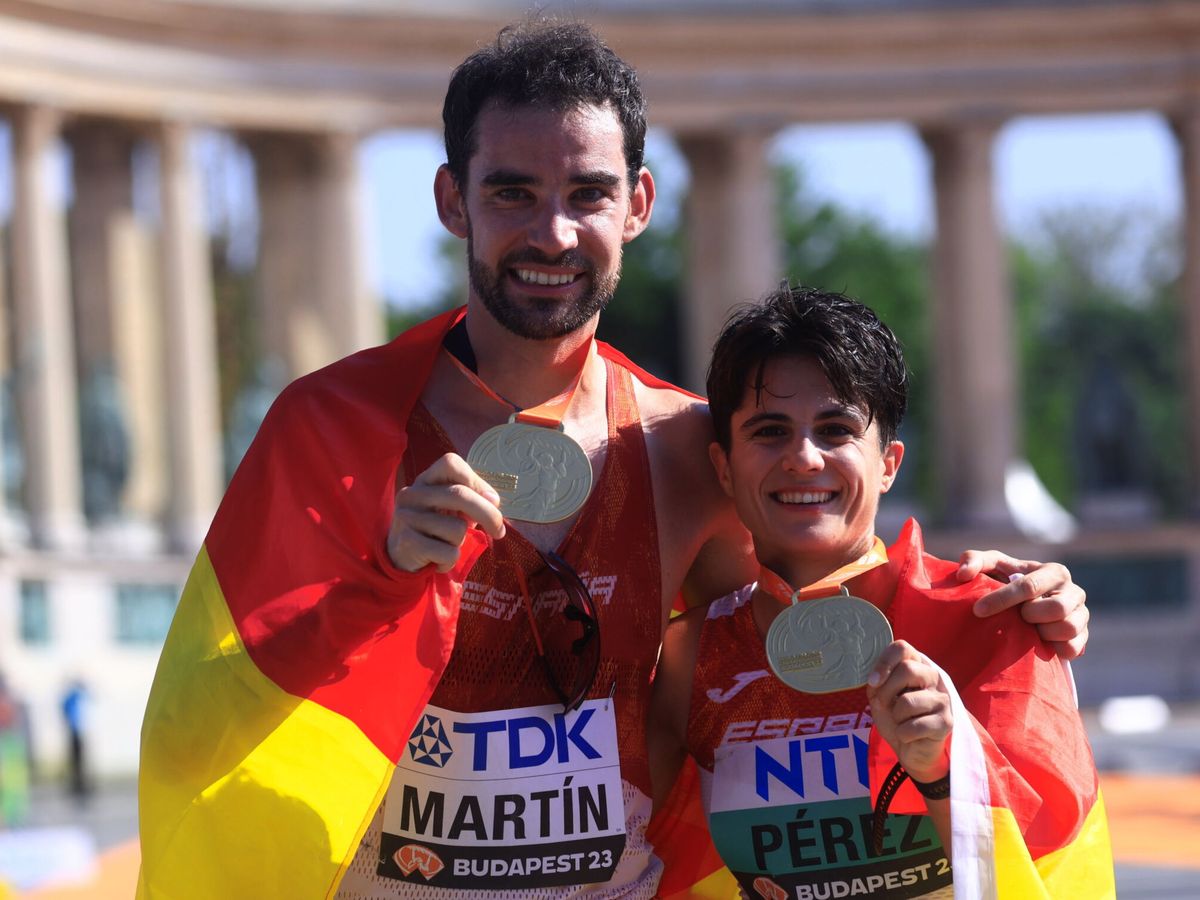 Foto: Álvaro Martín y María Pérez, dobles campeones en el Mundial de Budapest (EFE/EPA/Istvan Derencsenyi).