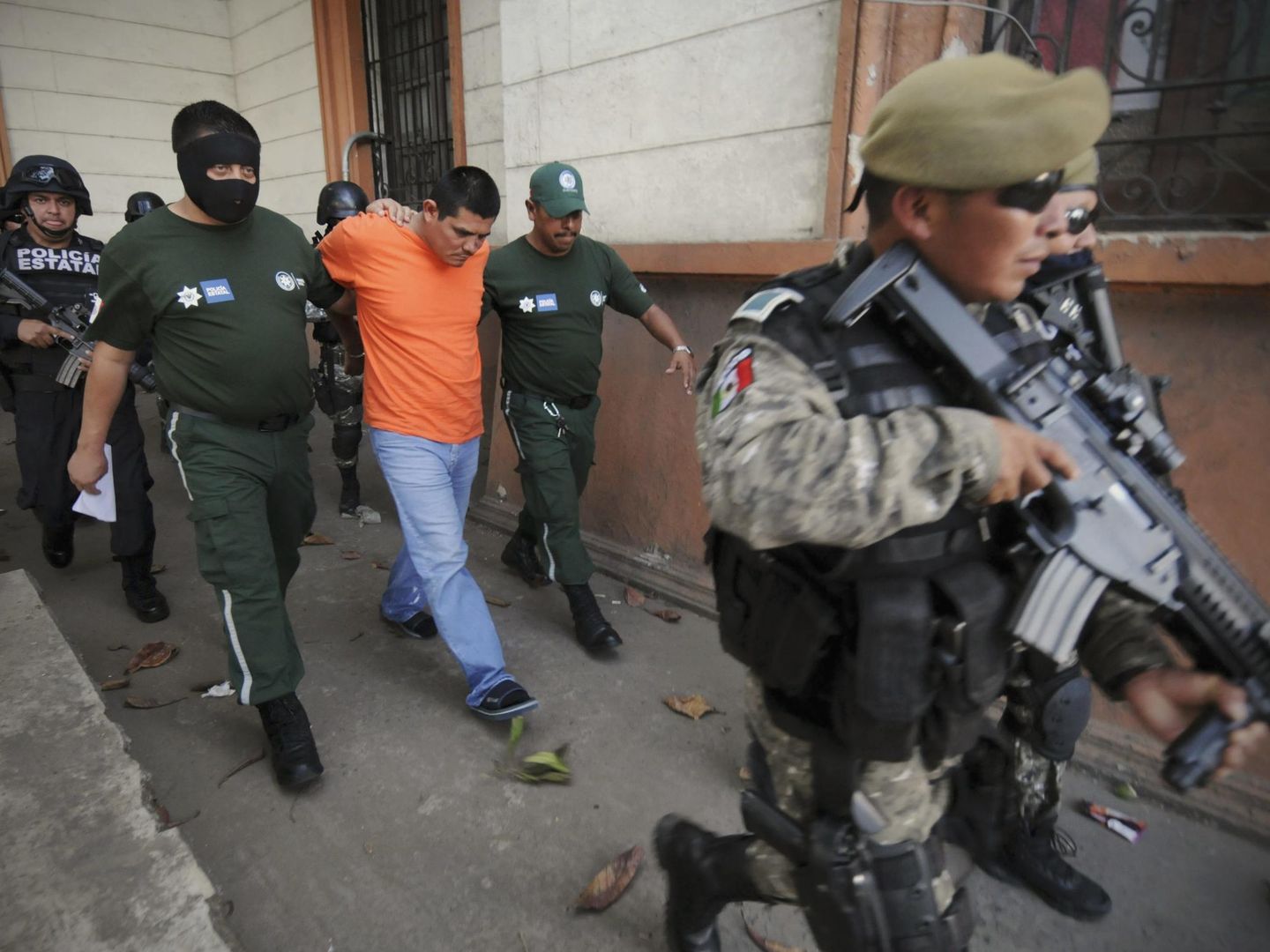 Agentes de Policía escoltan a Clemente Rodríguez a la salida de los juzgados, en Veracruz (Reuters).
