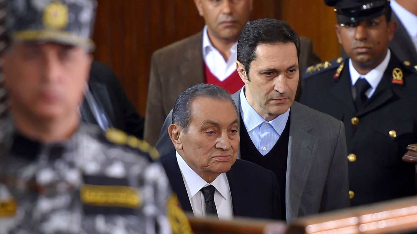 El fallecido Hosni Mubarak, junto a su hijo Alaa en un juicio en 2018. (EFE)