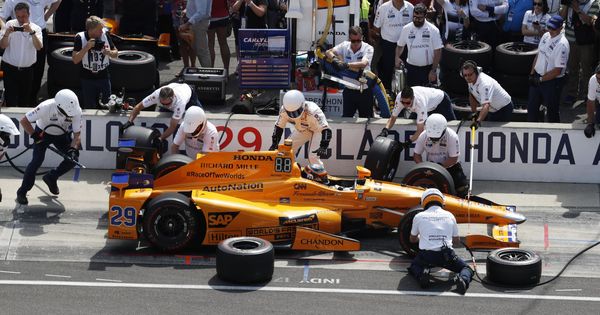 Foto: Uno de los varios cambios neumáticos realizados por Alonso y su equipo durante los entrenamientos de este viernes en el Circuito de Indianápolis. (Reuters)