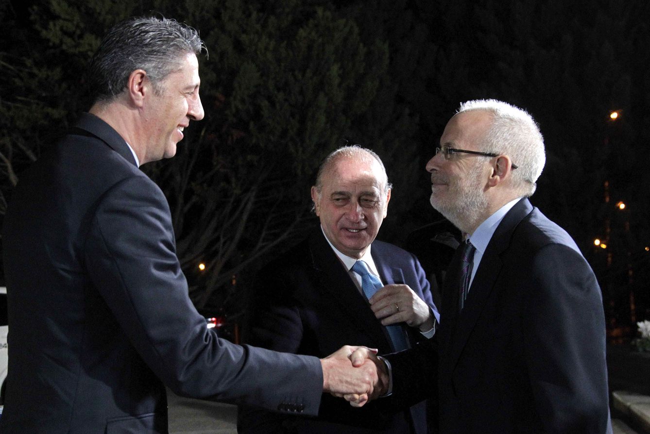 Brauli Duart, a la derecha, fue uno de los afectados por el 'hackeo'. En la imagen, saluda a Xavier García Albiol en un debate de las pasadas elecciones, celebrado en diciembre en TV3. (EFE)