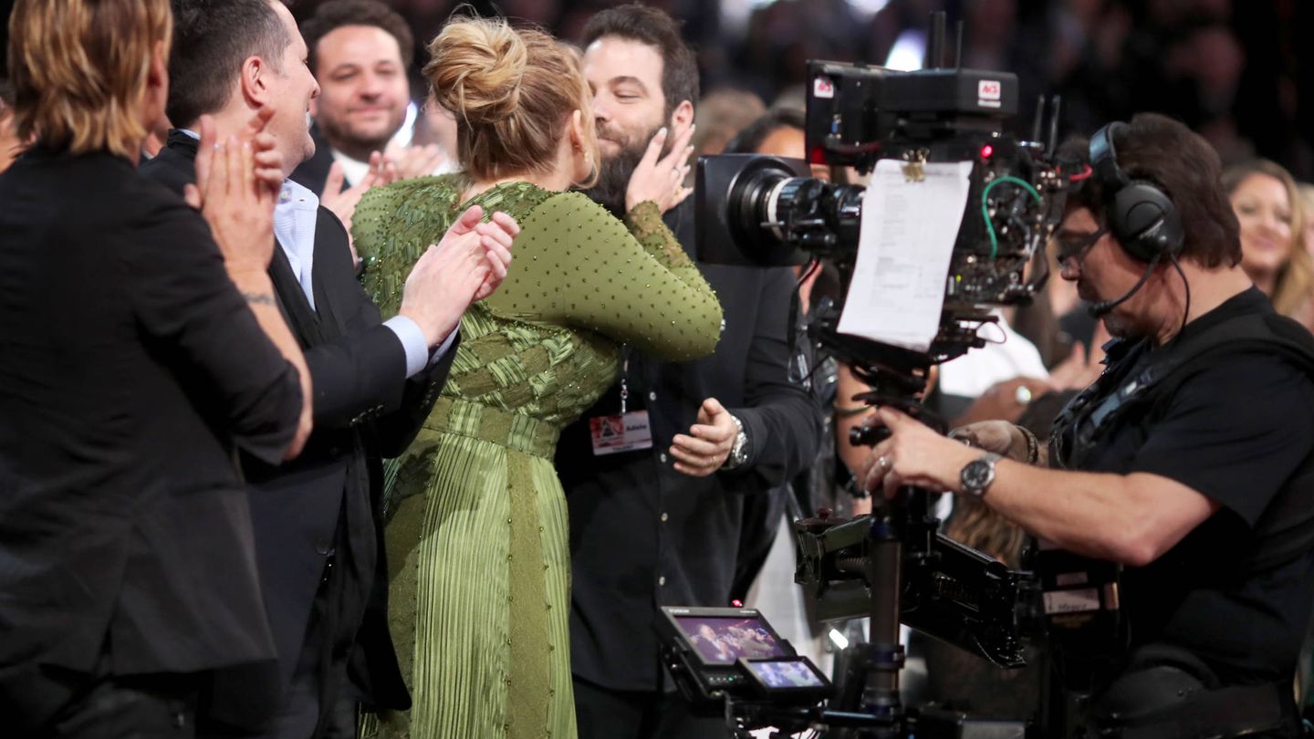 Adele besa a Simon, su ya exmarido, en los Grammy en 2017. (Getty)