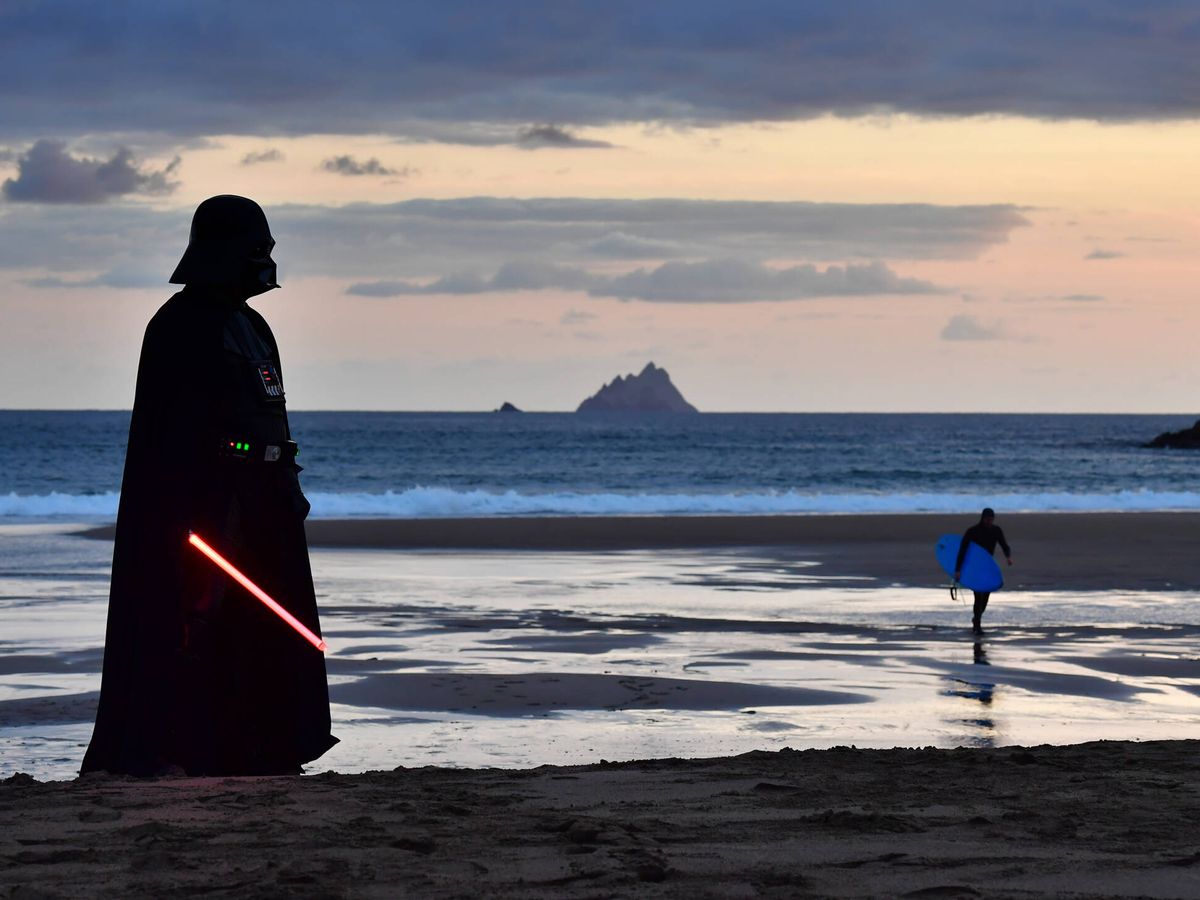 Foto: John O'Dwyer, miembro de la 501.ª Garrison Ireland Leigon, vestido como Darth Vader, mira hacia la isla Skellig Michael.(Charles McQuillan/Getty Images)