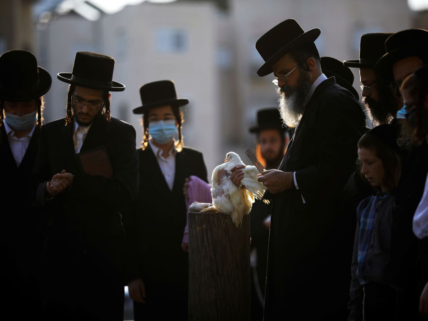 Unos judíos ultraortodoxos, durante un ritual en Ashdod, Israel. (Reuters)
