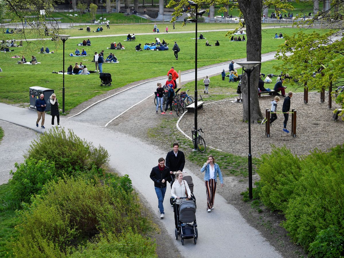Foto: Un parque en Estocolmo, Suecia, este 8 de mayo. (Reuters)