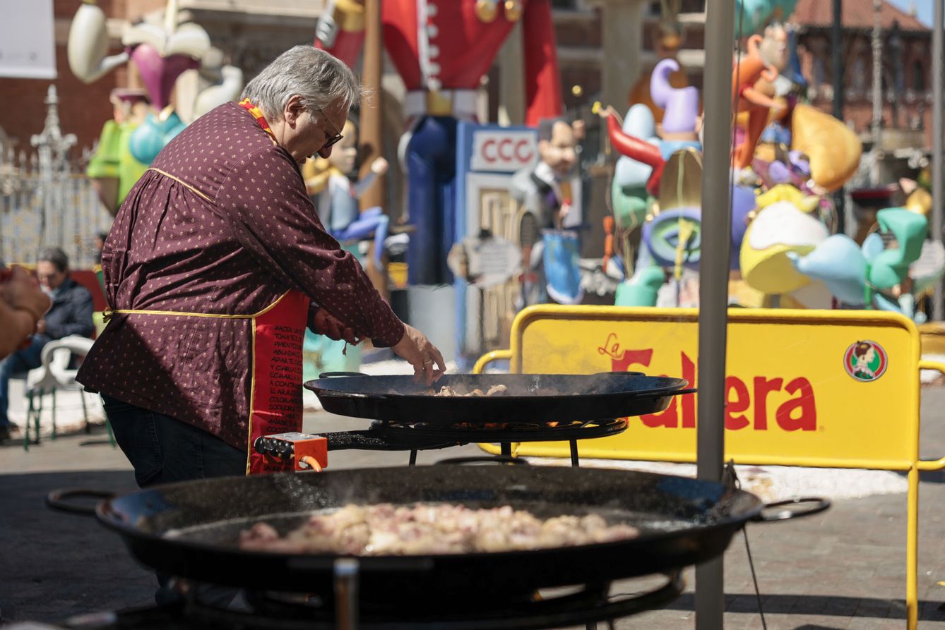 Durante las Fallas de Valencia es habitual cocinar paellas en las calles. (EFE/Biel Aliño)