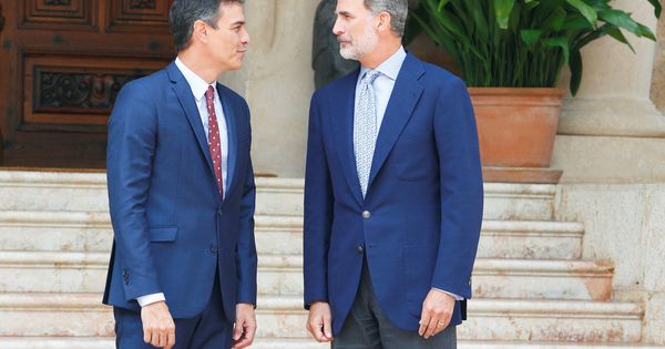 Foto: El presidente del Gobierno en funciones, Pedro Sánchez, es recibido por el rey Felipe VI en Marivent. (Reuters)