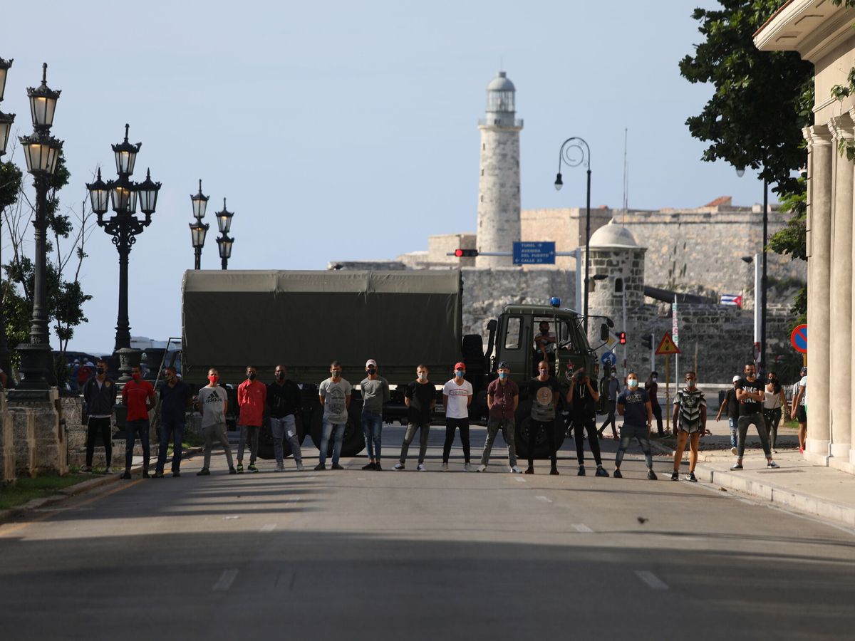 Foto: Un grupo de policías vestidos de civil bloquea una calle de La Habana durante las protestas del 11 de julio. (Reuters)