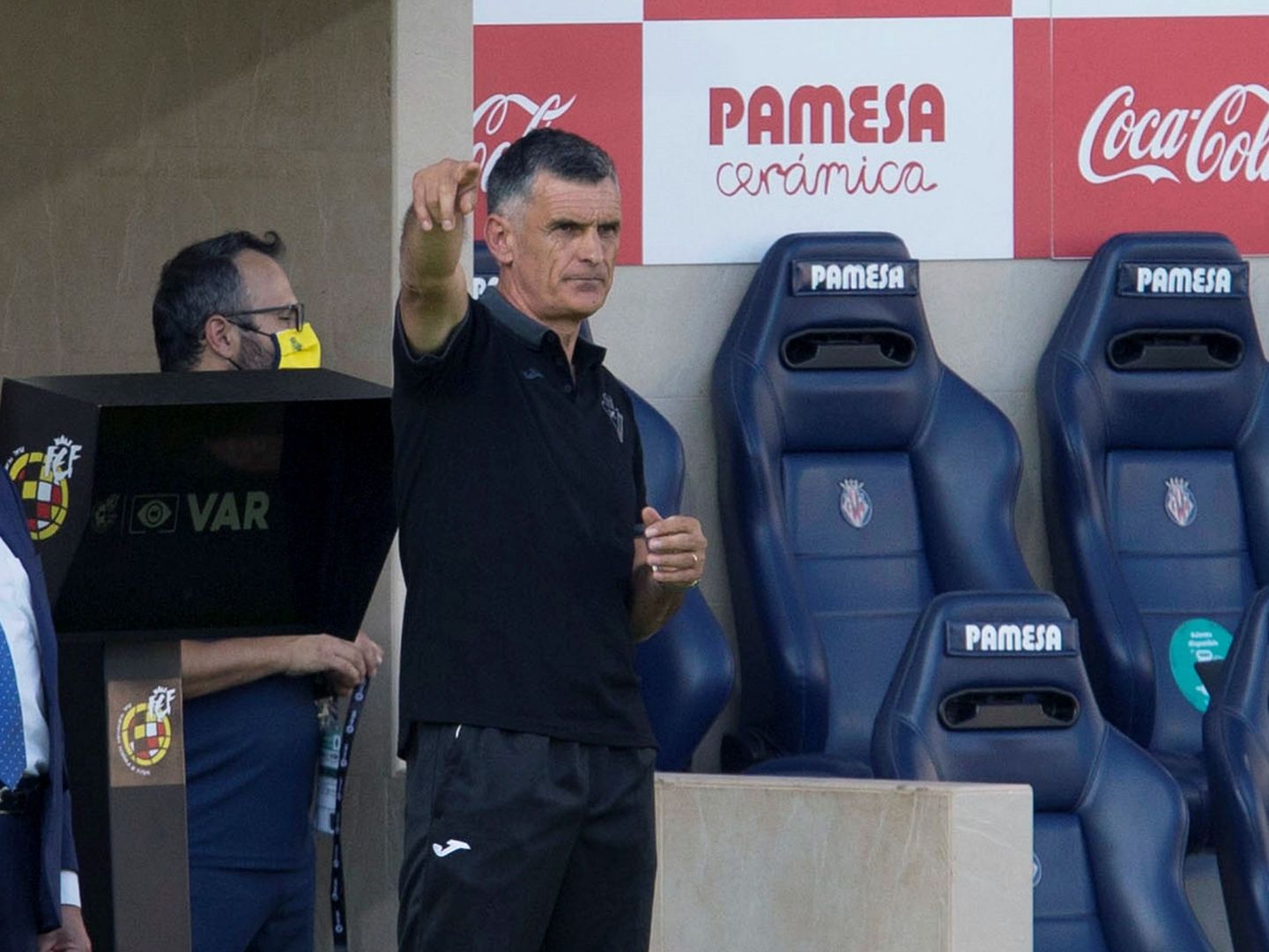 El entrenador de la SD Eibar, Mendilibar, da instrucciones a sus jugadores. (EFE)