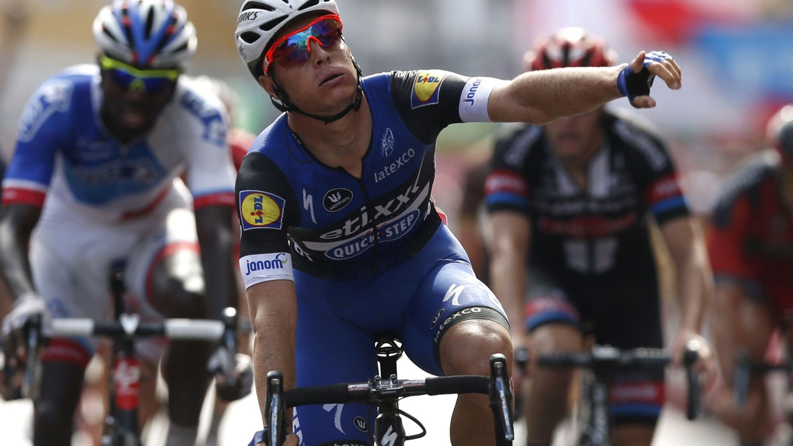 Foto: El belga celebró así su segundo triunfo en esta Vuelta. (Javier Lizón/EFE)