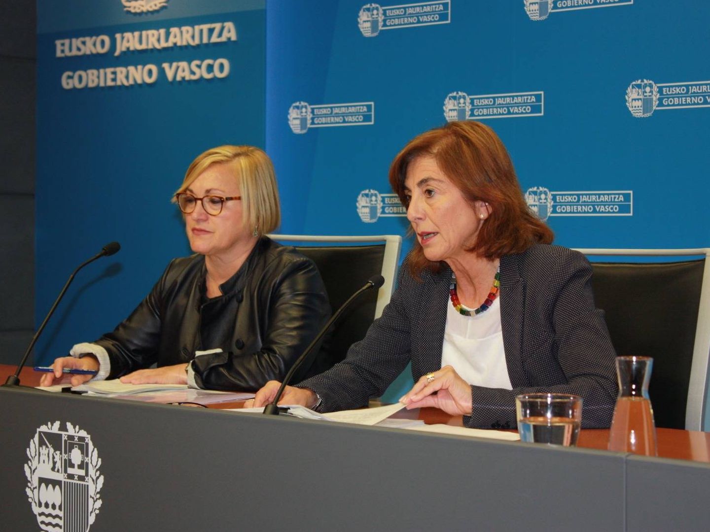 Cristina Uriarte (derecha) y la gerente del Consorcio Haurreskolak, Maite Larrañaga, en la presentación de las medidas. (EC)