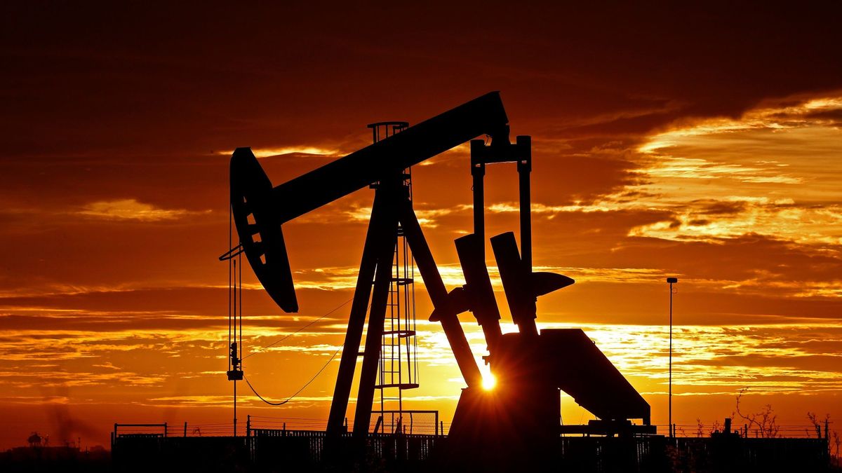 El petróleo plano tras el acuerdo de los productores para recortar el bombeo