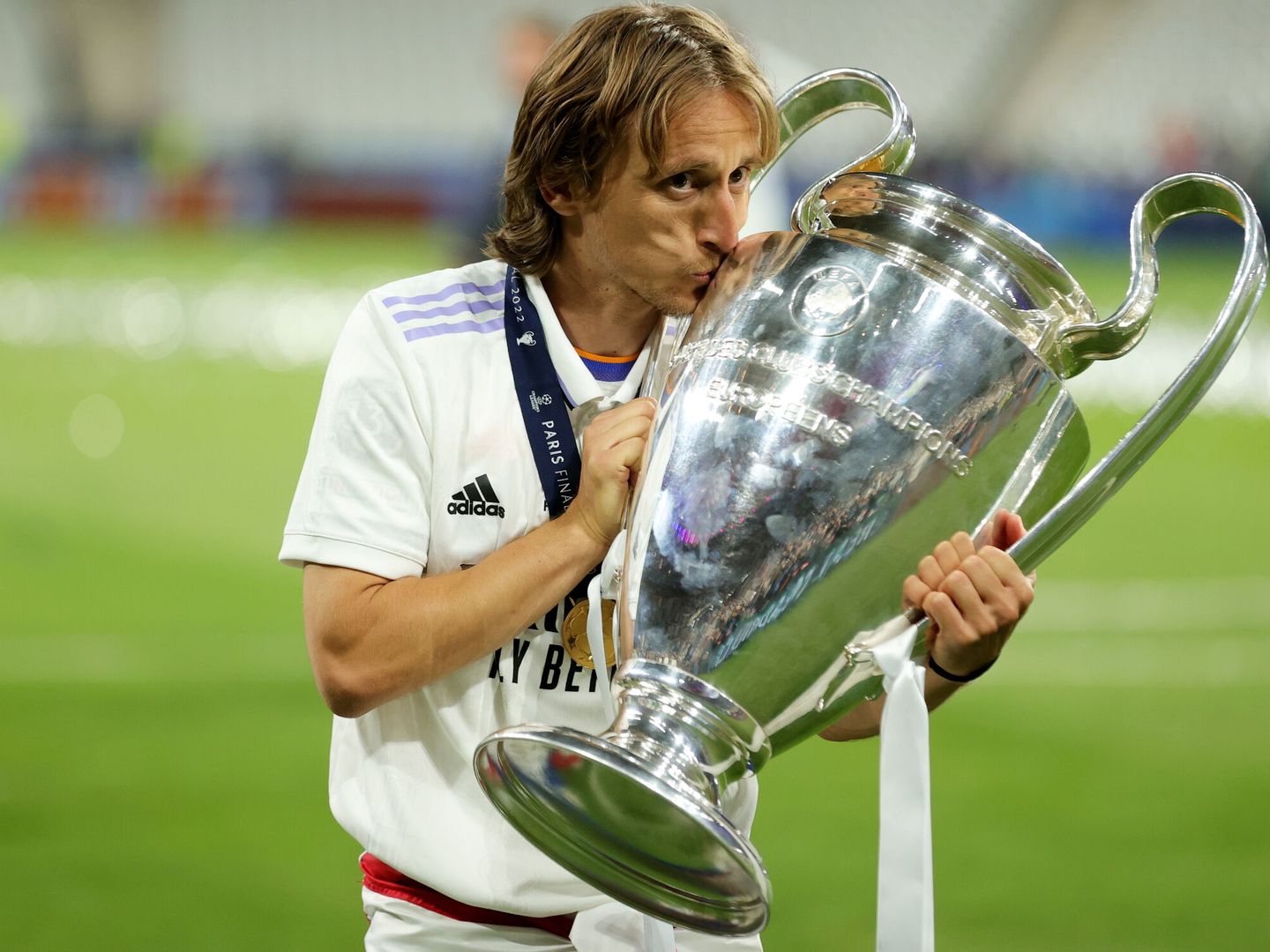 Luka Modric besa el trofeo de la Champions ganado en París. (EFE/EPA/Friedemann Vogel) 