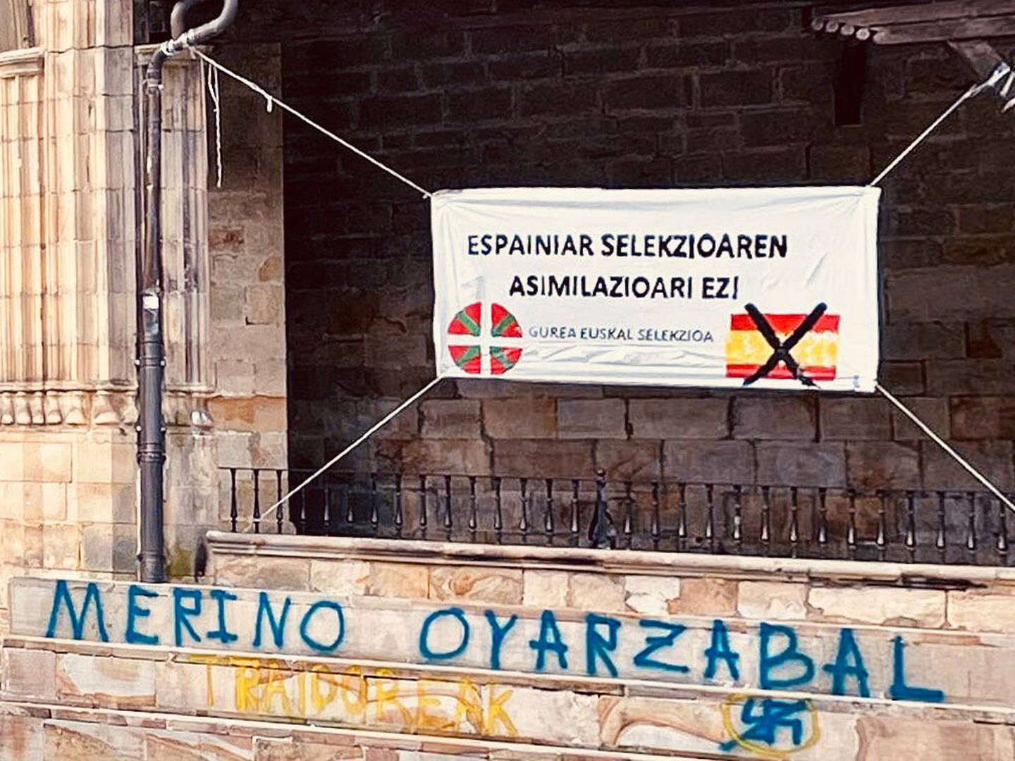 Pintada y pancarta contra Oyarzabal y Merino, Elorrio. (Cedida/PP Vasco)