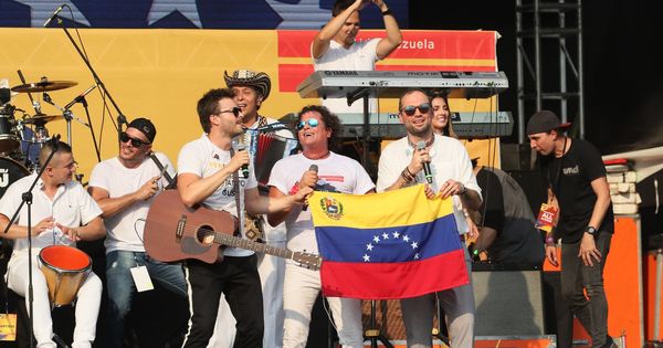 Foto: Los cantantes colombianos, Gusi, Carlos Vives y Santiago Cruz, se presentan en el concierto por Venezuela en Cúcuta (Colombia). (EFE).