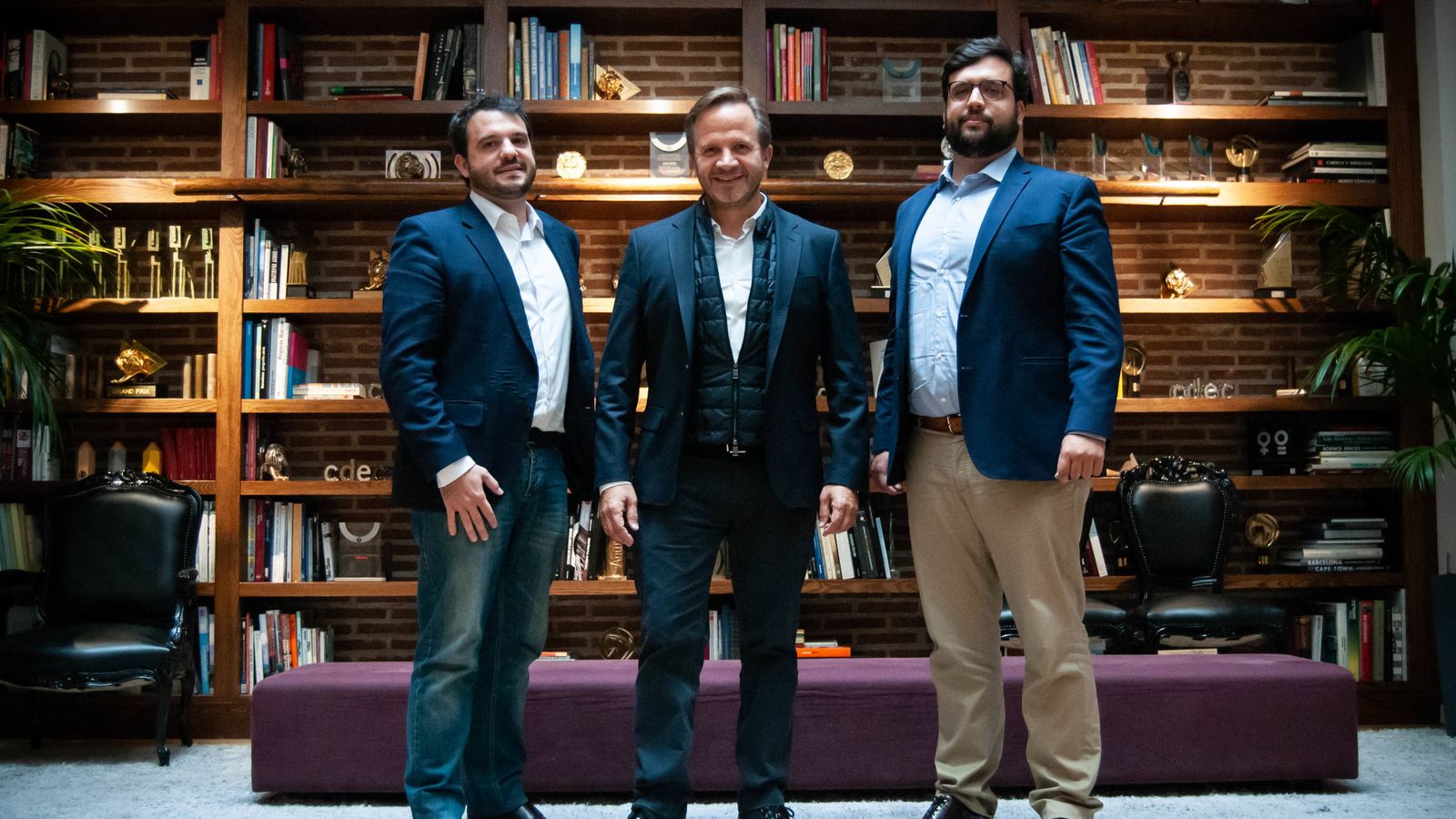 Foto: Andrés Medina, Pablo Alzugaray y Abelardo Bethencourt, en la sede de Public. (Carmen Castellón)