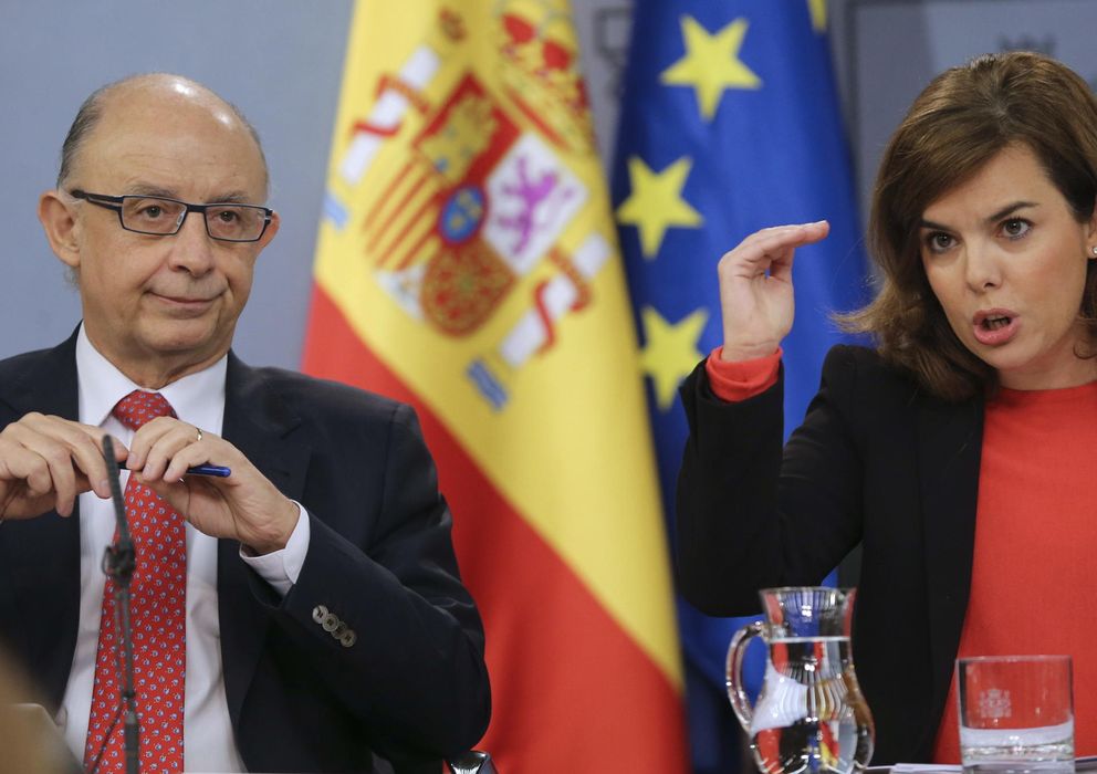 Foto: La vicepresidenta del Gobierno Soraya Sáenz de Santamaría y el ministro de Hacienda, Cristobal Montoro