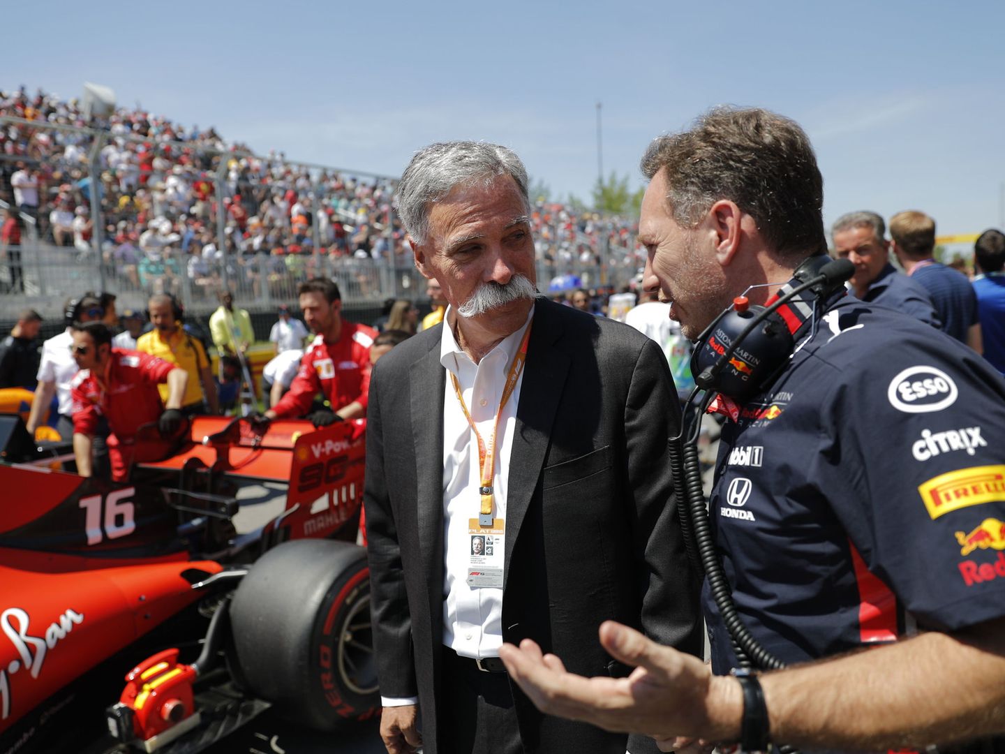 Chase Carey, propietario de la F1, conversa con Christian Horner en el GP de Canadá. (EFE)