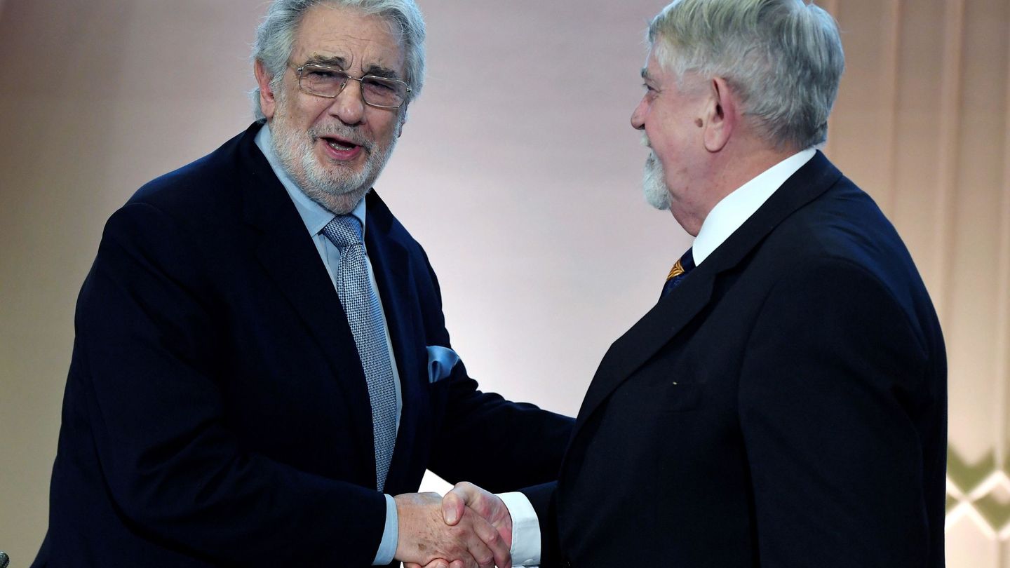 Plácido Domingo y el ministro húngaro Miklos Kasler. (EFE)